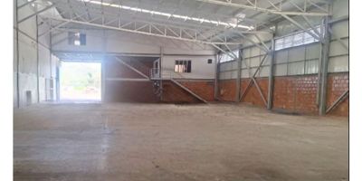 Excelente bodega ubicada en zona industrial de Ibagué, con una localización estratégica y vías de acceso amplias que facilitan las operaciones logísticas y de transporte. Su diseño funcional combina amplias áreas de almacenamiento con espacios administrativos y zonas sociales bien acondicionadas, ideales para empresas que buscan eficiencia, seguridad y comodidad operativa.

Características principales

Resistencia en piso 3.500kg / m²
Área total: 1.000 m² // Área de bodega: 850 m² // Área administrativa: 30 m² // Sala de juntas: 20 m² // Salón social: 100 m² // Pisos en concreto afinado de alta resistencia // Muros en ladrillo y bloque estructural // Puerta metálica de 4,70 m de altura // Zona de descarga para vehículos de carga // Capacidad eléctrica entre 7 y 28 KVA // Tanque de reserva de agua // Vigilancia 24/7 // Excelente iluminación natural // Entorno industrial consolidado // Vías de acceso pavimentadas // Espacios amplios, funcionales y en excelente estado de conservación.
