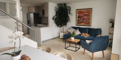 Casa para la Venta en Unidad cerrada en Dosquebradas en sector tranquilo, cuenta con dos amplios niveles, ventilacion e iluminacion natural,  salacomedor, tres habitaciones, tres baños, pisos en cerámica, cocina integral, estufa y calentador a gas, zona de ropas . La unidad cuenta con Piscina, gimnasio, salón comunal, saunaturco, parques infantiles, placa polideportiva, zonas verdes y dos parqueaderos descubiertos. Con vigilancia y portería las 24 Horas.  Inmuebles sujetos a verificación de disponibilidad.