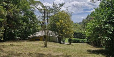 Venta de Casa Lote – Vereda La Victoria, Sasaima (Cundinamarca).
Lote de 5.388 m² con casa de 152 m² (3 habitaciones, sala comedor, cocina y baño).
Terreno fértil y ondulado con vocación agrícola y ganadera, clima templado (24 C).
A solo 1,1 km de la Ruta Nacional 50 y a 10 km del casco urbano de Sasaima.
Cuenta con energía eléctrica y acueducto veredal.
Ideal para proyecto campestre, finca o inversión rural.