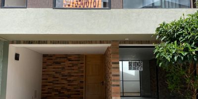 Casa  ubicado  en la ceja  en la unidad  sol del Vallés  tiene muy buena ubicación el inmueble cuenta con muy buenos acabados es para estrenar  el inmueble cuenta con las siguientes comodidades 
3 alcobas con closets 
Balcón 
2 baños 
Cocina integral 
Patio 
Estudio 
Cuarto de linos 
Zonas de ropas 
Parqueadero cubierto