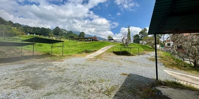 Se arrienda parqueadero/ lavadero/lote en el sector de Pueblo viejo La Estrella (zona campestre en crecimiento, con buena conexion hacia el sur del Valle de Aburra), espacio ideal para empresas de transporte liviano, vehiculos escolares, taxis o pequenos talleres, cuenta con 14 celdas de parqueo + 2 guajes para carros al tiempo, Area de lavadero lista para operar, oficina con sala de espera y bano.
 Ideal para:
- Parqueadero de vehiculos livianos o taxis.
- Empresas de transporte escolar.
- Taller de mecanica o latoneria.
- Guarda de maquinaria o materiales livianos.
- Centro de lavado o emprendimiento automotriz.
- Carpinterias o Cerrajerias.
Contactanos para brindarte la mejor asesoria. 