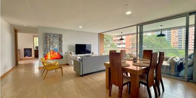 Calidad de vida y confort para toda tu familia en este hermoso y cálido apartamento de 176 metros Ubicado en una de las zonas más exclusivas y tranquilas de Envigado, este apartamento combina modernidad, amplitud y una excelente distribución. Con espacios iluminados naturalmente y acabados de primera, es ideal para quienes buscan comodidad y un estilo de vida privilegiado. El apartamento cuenta con 3 alcobas, cada una con baño y vestier. Un estudio independiente, sala-comedor que se integra a un amplio balcón con linda vista, cocina abierta moderna, cuarto de linos, baño social, zona de ropas y alcoba de servicio con su baño. Además cuenta con 2 parqueaderos y un cuarto útil. Todos los baños son iluminados y ventilados naturalmente! La unidad residencial ofrece portería y vigilancia 24 horas, zonas verdes, gimnasio, piscina de niños y adultos, salón social, juegos infantiles, cancha de squash, hermoso car lobby y espacios ideales para disfrutar en familia. Su ubicación estratégica permite fácil acceso a colegios, centros comerciales, supermercados y vías principales, garantizando conectividad sin perder la tranquilidad que brinda el sector y estar al final de una calle cerrada y sin mucho tráfico. . Predial: $1.600.000 Una gran oportunidad de adquirir un apartamento que lo tiene todo!!!
