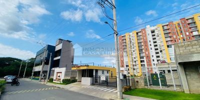 Casa Liberty presenta amplio, moderno e iluminado apartamento con un area de 55m2, consta de sala-comedor, cocina integral, zona de ropas, balcón con excelente vista, dos habitaciones con closet, estudio, dos baños, pisos en ceramica y buenos acabados, el apartamento cuenta con un parqueadero cubierto, el conjunto ofrece porteria, amplias zonas verdes, salón de eventos, zona infantil, piscina para adultos y niños, parqueadero para visitantes y vigilancia las 24hrs, el sector es de alto desarrollo y valorización, amplios accesos y vías pavimentadas, cercano a parques, supermercados, restaurantes, farmacias, centros comerciales, zonas de comercio, transporte publico y vías principales. COD103314