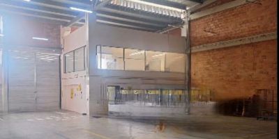 Bodega funcional ubicada en zona industrial de Ibagué, ideal para operaciones logísticas, de almacenamiento o producción ligera. Su distribución eficiente y sus áreas complementarias la convierten en un espacio listo para iniciar actividades con comodidad y orden.

Características principales
Área total: 550 m² // Área operativa: 500 m² // Recepción independiente // Área administrativa con espacios cómodos y bien iluminados // Baño para damas // Baño y zona de lockers para personal operativo // Pisos industriales en excelente estado // Acceso vehicular amplio // Entorno empresarial consolidado // Vías de acceso pavimentadas // Excelente iluminación natural y ventilación.
