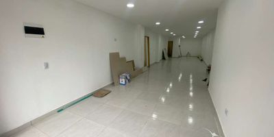 Espectacular local en Aranjuez en arriendo. Local con 70 m de area, ideal para oficina, comercio o establecimiento de comidas. Ubicado en una zona comercial estrategica, con alto flujo peatonal y vehicular, a pocas cuadras del parque de Aranjuez y con cercania a la Cancha San Nicolas y el Mirador Berlin. Tu negocio contara con gran visibilidad y facil acceso gracias a su privilegiada ubicacion.