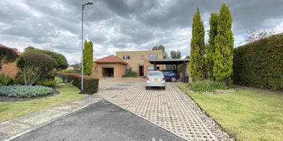 [VEN] ID HOUM: 161238

En Houm te ayudamos de forma fácil y segura. Los beneficios de comprar con nosotros:
    • Te ayudamos a conseguir financiamiento a través de una asesoría personalizada
    • Mediación y seguimiento de todo el proceso
    • Ponemos a tu disposición profesionales en notariado, registro y asesoría jurídica
¡Solo te preocupas de las firmas!

Casa en venta, ubicada en el barrio Fontanar Del Río, con una superficie construida de 349.00 m² y superficie total de 1210.00 m². 

Sus principales características son:

    • 5 dormitorios
    • 5 baños
    • Admite mascotas
    • 6 parqueaderos
    • Cuarto de lavado
    • Bodega
            
Además, el inmueble cuenta con las siguientes amenidades:

    • Salón de eventos
    • Zona de juegos
    • Alberca
    • Gimnasio
    • Lavandería
    • Zona de asadores

Si compras con nosotros, te brindamos asesoría personalizada durante todo el proceso.
Más que una inmobiliaria, somos Houm.
*Aplican T&C