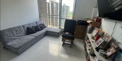 955FR7117

Acogedor apartamento de 50 m² en el conjunto Mirador de la Ciénaga, ubicado en Puerto Colombia, una zona tranquila y de gran desarrollo. Dispone de 3 habitaciones, 2 baños, sala de estar y cocina integral, con pisos en cerámica y una excelente vista exterior. Está en el piso 8, cuenta con ascensor y garaje comunal. Con 2 años de antigüedad y estrato 3, este apartamento remodelado combina comodidad y modernidad, ideal para familias que buscan un espacio funcional cerca de la naturaleza y con fácil acceso a vías principales.
