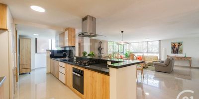 Arriendo Apartamento Amoblado en San lucas, cuenta con 190 mt2, 3 Alcobas + 1 de Servicio, 3 Baños + 1 de Servicio, Sala comedor, Estudio, Cocina abierta con red de gas, Zona de Ropas, Remodelado.
Cuenta con Parqueadero Doble Paralelo y Cuarto Útil.
Unidad cerrada con Portería 24 H, Parqueadero de visitantes, Juegos infantiles, Terraza, Senderos y Zonas verdes.
Excelente sector, Tranquilo y seguro, Cerca al centro comercial San Lucas Plaza, Rutas de transporte, Farmatodo, Restaurantes.