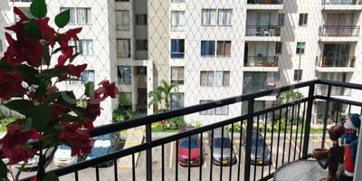 Excelente apartamento ubicado en un cómodo e iluminado 4 piso con ascensor ,parqueadero comunitario y de visitantes ,  vista hacia las zonas verdes del conjunto, disfruta de 2 excelentes habitaciones la principal con closet y baño completo privado , habitación auxiliar con closet, baño de alcobas completo con ducha ,Estudio abierto  permite mas amplitud y luz al apartamento o tercer alcoba , sala comedor amplia, balcón para disfrutar de la brisa a cualquier hora del día, excelente cocina integral con un hermoso mesón en mármol, alacena  que permite mejor organización, pisos en porcelanato ,cómoda zona de oficios cubierta . excelentes acabados de muy buena calidad en baños, pisos, madera y cocina . Agenda tu cita para disfrutar de tu nuevo hogar