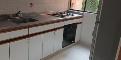 ¡Vive en la tranquilidad de la Loma del Escobero! ??Arrienda este amplio apartamento en Envigado, ubicado en una unidad cerrada con todas las comodidades que mereces.
? Características destacadas:• 3 habitaciones + habitación del servicio• Cocina integral moderna• Sala comedor con excelente iluminación natural• Balcón con vista verde y tranquila• Zona de ropas independiente• Parqueadero y útil
??? La unidad ofrece:Piscina, gimnasio, juegos infantiles, zonas verdes, portería 24 horas y un ambiente familiar y seguro.
?? Ubicación privilegiada:Loma del Escobero — cerca a colegios, supermercados y con fácil acceso a vías principales.