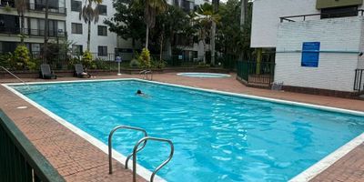 Apartamento en Venta

 Ubicación: Multicentro, cuarto piso (acceso por escaleras)
 Área construida: 85 m²
 Precio de oportunidad: $335.000.000

 Características del Apartamento
	•	Totalmente remodelado
	•	3 habitaciones (iluminadas y ventiladas)
	•	2 baños modernos
	•	Cocina remodelada
	•	Zona de lavandería independiente
	•	Calentador de agua
	•	Espacio para estudio o sala auxiliar
	•	Parqueadero propio

 Zonas Comunes de la Unidad
	•	Piscina
	•	Parque infantil
	•	Cancha múltiple (fútbol o básquet)
	•	Portería y vigilancia 24/7
	•	Excelente ubicación con fácil acceso a vías principales y servicios

 Observación: Apartamento remodelado, con acabados modernos y en unidad residencial con todas las comodidades.