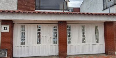 Venta de Casa – Américas Occidental / Techo, Bogotá

Casa de dos pisos amplia y funcional, ubicada en una zona residencial de alta valorización: Américas Occidental – Techo, cerca a la Av. Boyacá, Av. de las Américas y Av. Primero de Mayo.

Características del inmueble:
*Área construida: excelente distribución en dos niveles
*Primer piso: sala comedor amplia, cocina integral moderna, baño social, depósito, zona de ropas independiente con luz natural y espacio para estudio o family room
*Segundo piso: 4 habitaciones con clóset, principal con baño privado
*Parqueadero cubierto con capacidad para 3 vehículos

Ubicación estratégica:
A pocos minutos del Centro Comercial Plaza de las Américas
Fácil acceso a transporte público y vías principales
Zona residencial tranquila, segura y con todos los servicios cercanos
Sector con alta demanda y constante valorización

Beneficios destacados:
Espacios amplios e iluminados
Ambientes ideales para la vida familiar
Excelente conectividad vial
Oportunidad de inversión en zona consolidada del suroccidente de Bogotá