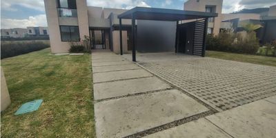 GIA 245

La casa de tus sueños está ubicada en uno de los mejores sectores de Cota, Cundinamarca, rodeada de paz y tranquilidad en medio de la naturaleza. Con una amplia área de terreno de 683.54 M2, esta propiedad te ofrece la oportunidad de tener tu propio espacio para disfrutar en familia y crear recuerdos inolvidables.

Con una construcción de 246 M2, esta casa de estilo unifamiliar cuenta con una distribución estratégica que le permite aprovechar al máximo cada uno de sus espacios. En su interior, podrás encontrar 5 confortables alcobas, ideales para acomodar a toda tu familia y brindarles comodidad y privacidad. Además, cuenta con 5 baños completos y 5 plazas de garaje, para que tus visitas siempre se sientan bienvenidas.

Pensada para ser el hogar perfecto, esta casa cuenta con características internas que te garantizarán una vida cómoda y llena de confort.

En su sala de estar, podrás deleitarte con una hermosa vista panorámica y disfrutar de la luz natural que ingresa por sus amplias ventanas de doble vidrio. También cuenta con una acogedora chimenea, perfecta para los días fríos y noches de películas en familia. Su cocina integral, equipada con todos los electrodomésticos necesarios, tiene una moderna barra estilo americano y despensa para almacenar tus provisiones.

En su exterior, podrás disfrutar de la tranquilidad de una urbanización cerrada y protegida por vigilancia las 24 horas. Cuenta con un amplio jardín, ideal para pasar tiempo al aire libre y relajarse rodeado de zonas verdes con vegetación nativa. Para los días de sol, podrás refrescarte en su piscina y compartir asados en su zona de BBQ, mientras los niños juegan en la zona infantil y las canchas deportivas.

Su ubicación privilegiada te brinda acceso a importantes colegios, universidades, centros comerciales y tiendas de barrio en las cercanías. Además, cuenta con fácil acceso a través de vías pavimentadas y transporte público cercano. Si buscas una vida lujo