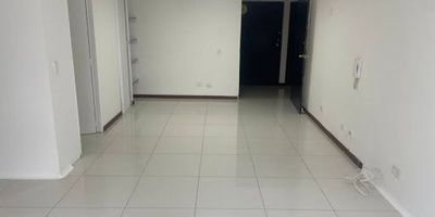 BEMSA Propiedad Raíz ofrece en arriendo una oficina de 38 m² ubicada en Mall Ejecutivo Balcones del Cerro. El espacio cuenta con una distribución funcional que incluye cocineta independiente, un baño, aire acondicionado, brindando confort y practicidad Además parqueadero privado. Ideal para empresas o profesionales que buscan un ambiente moderno, cómodo y bien ubicado, con fácil acceso a transporte, restaurantes y servicios. Para más información por favor comunicarse al: Tel: 6044752340 Wpp: 3017294565