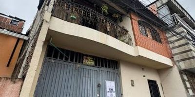 CASA EN VENTA !! Ubicada en el barrio san nicolas casa amplia y funcional, ideal para familias numerosas o para quienes buscan espacio que combiné con  vivienda y negocio a la vez, está ubicada en una zona tranquila y segura de la ciudad, cerca a tiendas, transporte público,colegios, y restaurantes, la casa está distribuida en 2 niveles, en el nivel 1 cuenta con un local comercial ideal para tu negocio, en el segundo nivel cuenta con 5 habitaciones, sala comedor, cocina semi integral, baño con ducha, y zona de ropas... no pierdas esta oportunidad de inversion... CONTACTANOS!! 