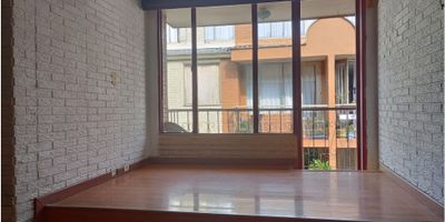 Apartamento en Venta en Villamaría

Ideal para una familia que busca un hogar acogedor, reformado y con un toque moderno. Este apartamento en Villamaría ofrece excelente distribución y luz natural.

Detalles de la Propiedad El inmueble de 56 m2 está ubicado en un tercer piso (sin ascensor). Ha sido reformado y dispone de tres habitaciones con armarios empotrados y un baño completo con ducha eléctrica.

La zona social cuenta con sala comedor, un práctico bar en la sala y una barra estilo americano. Los acabados incluyen pisos en madera laminada y cerámica/mármol, doble ventana y zona de lavandería. Además, cuenta con un balcón para disfrutar del aire libre. Se admiten mascotas.

Ubicación y Entorno La propiedad está ubicada en estrato 3. Es un apartamento unifamiliar, garantizando un ambiente más privado.

Contáctanos ¿Quieres que este apartamento reformado sea tu nuevo hogar? Escríbenos por WhatsApp para agendar una visita.


 
