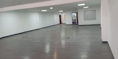 Bodega–oficina ubicada en el sector Las Ferias. Su localización estratégica ofrece fácil acceso a vías principales, transporte público, TransMilenio, zona comercial y de servicios. Cercana a centros empresariales, bancos, universidades y restaurantes.

La propiedad cuenta con 450 m² construidos distribuidos en dos niveles, con espacios amplios, bien iluminados y ventilados. Presenta área operativa para almacenamiento o producción, oficinas cerradas y abiertas, baterías de baños, y acabados en piso cerámico. Dispone de entrada independiente para mercancía, 3 parqueaderos privados, y servicio de energía trifásica.

El parque empresarial ofrece vigilancia privada 24/7, acceso para camiones, parqueaderos para visitantes, zona de restaurantes y recreación, talanqueras de ingreso, circuito cerrado de televisión y un entorno corporativo seguro y funcional.

 
