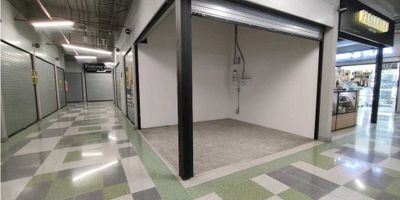 Se arrienda acogedor local comercial de 12 metros cuadrados, estratégicamente ubicado dentro de un reconocido centro comercial con alto flujo peatonal y excelente visibilidad. Este espacio es ideal para emprendedores o marcas que buscan posicionar su negocio en una zona dinámica, segura y con gran proyección comercial.

Con una muy buena ubicación que brinda una excelente exposición de productos y entrada de luz natural, además de buena ventilación. Su distribución cuadrada permite aprovechar cada metro de manera funcional, ideal para venta de accesorios, tecnología, bisutería, café exprés, servicios rápidos o atención personalizada.

El centro comercial ofrece vigilancia 24 horas, cámaras de seguridad, zonas comunes limpias y organizadas, así como un ambiente familiar y comercial que atrae diariamente a residentes, visitantes y turistas.

Características destacadas:

Área: 12 m²

Excelente ubicación interna dentro del centro comercial

Alto flujo de visitantes.

Ideal para negocios de atención al público o vitrinas de exhibición.

Una oportunidad perfecta para dar visibilidad y crecimiento a tu marca en un entorno seguro y de alta circulación.
