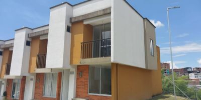 Casa esquinera en venta en conjunto cerrado – Dosquebradas

Descubre esta hermosa casa esquinera ubicada en un exclusivo conjunto cerrado del municipio de Dosquebradas, ideal para quienes buscan comodidad, seguridad y una excelente ubicación. La propiedad se encuentra justo al lado de la zona social del conjunto, la cual está dotada con cancha múltiple, piscina para niños y adultos, salón social, juegos infantiles y gimnasio, brindando espacios perfectos para el disfrute familiar y la recreación.

En la primera planta encontrarás:


 
 Parqueadero externo con capacidad para 2 vehículos.
 
 
 Amplia sala comedor, iluminada y con excelente ventilación.
 
 
 Cocina integral moderna y funcional.
 
 
 Zona de ropas independiente.
 
 
 Una habitación con clóset.
 
 
 Baño social o compartido.
 


En la segunda planta se dispone de:


 
 Hall de alcobas.
 
 
 Dos habitaciones, incluyendo la principal con baño privado, clóset y balcón con vista al conjunto.
 
 
 Baño adicional para las habitaciones auxiliares.
 


Esta propiedad ofrece una ubicación privilegiada dentro del conjunto, al ser esquinera y contigua a la zona social, lo que garantiza mayor iluminación, privacidad y fácil acceso a todas las amenidades.
