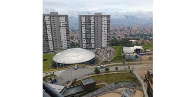 RENTO APARTAMENTO AMOBLADO EN UNIDAD SELVA CALASANZ PARTE ALTA, CONSTA DE 3 ALCOBAS, LA PRINCIPAL CON BAÑO PRIVADO, CLOSETH DOBLE TV, CAMA, BAÑO SOCIAL CABINADO EN VIDRIO,SALA, COMEDOR CON SUS MUEBLES, BALCON CON VISTA A LA CIUDAD, COCINA INTEGRAL CON NEVERA, ZONA DE ROPAS CON LAVADORA INCLUIDA,(PAR1QUEADERO PRIVADO CUBIERTO, ADMINISTRACION YA INCLUIDA).

PORTERIA Y VIGILANCIA LAS 24 HORAS, PISCINAS, GYMNASIO, ZONAS VERDES, PARQUEADEROS PARA VISITANTES, SALON SOCIAL.

SECTOR MUY RESIDENCIAL Y TRANQUILO, RUTA DE BUSES,
