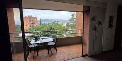 Apartamento disponible para arriendo en patio bonito, el poblado. cuenta con un área total de 60 m, distribuidos en salón comedor, cocina integral abierta con gas de red, una alcoba, un baño de alcoba y un sanitario social  baño, balcón, pisos en porcelanato, calentador de agua, zona de ropas y un parqueadero sencillo. se encuentra ubicado en unidad cerrada con portería las 24 horas y acceso a ascensor y zonas verdes. Código de Abad Faciolince APA9023. Asesor Ricardo Velez 3206648834