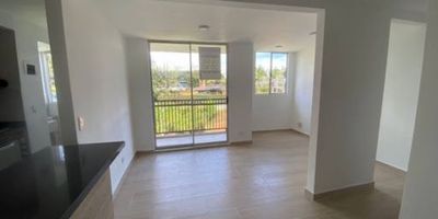 Apartamento en arrendamiento, Rionegro, sector el porvenir. Con una amplia área construida de 54 M2, este apartamento cuenta con un diseño moderno y funcional, que incluye 2 acogedoras alcobas y con 2 baños totalmente terminados, uno de ellos en la habitación principal, para mayor privacidad y comodidad. En cuanto a su ubicación, este inmueble cuenta con una excelente conexión al transporte público cercano, así como a colegios y universidades de la ciudad. Para aquellos amantes del ejercicio, el edificio cuenta con un gimnasio equipado, perfecto para mantenerse en forma sin salir de casa. No pierdas esta oportunidad de vivir en un lugar privilegiado de Rionegro, con todas las comodidades y servicios al alcance de tu mano. Contáctanos y agenda una visita para conocer más sobre este espectacular apartamento. ¡No te arrepentirás!