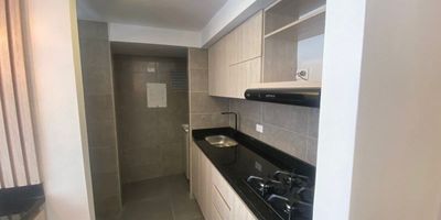 Acogedor apartamento de 53 m² con excelente distribución, dos habitaciones, baño, sala comedor, cocina integral y balcón con vista agradable. Ubicado en zona tranquila y de fácil acceso, cerca a colegios, centros comerciales y transporte público. Ideal para quienes buscan confort y buena ubicación en Rionegro.