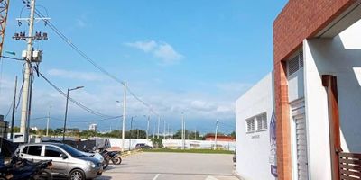 Cómodo, hermoso y moderno apartamento en el sur de la ciudad en la zona de alta urbanización.es un 4 piso. tiene piscina, parqueadero en el sótano,2 habitaciones la principal con baño y cada una con closet, sala comedor, estudio que se puede convertir en 3 habitación, baño social y full acabados. se entrega con aire acondicionado y blackout en ventanas.5