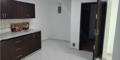 Apartamento en arriendo – Sector Simón Bolíva

 Excelente ubicación cerca a la Iglesia de Chiquinquirá, el Éxito de Laureles y la Avenida 80.

El apartamento cuenta con 3 alcobas, 3 patios, está ubicado en un segundo piso con ascensor dentro de edificio residencial. Sector tranquilo, seguro y de fácil acceso a transporte público. Ideal para quienes buscan comodidad y buena ubicación en Laureles – Simón Bolívar.

