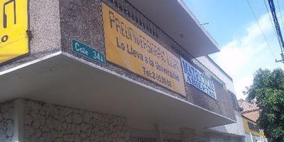 Casa comercial en segundo piso  de aproximadamente 110 metros, muy cerca a el centro comercial Unicentro, cuenta con 3 alcobas 2 baños sala comedor cocina semi integral zona de ropas 