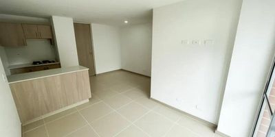 Apartamento disponible para arriendo, ubicado en unidad cerrada en Rionegro, cuenta con 3 habitaciones, 2 baños, sala comedor, cocina integral, zona ropas, balcón, parqueadero y cuarto útil. La unidad cuenta con ascensor, zonas deportivas, gimnasio, piscina, turco, juegos infantiles y zonas verdes para disfrutar. Sector seguro y tranquilo. Ideal para vivir!