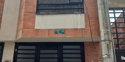 Casa en venta ubicada en el sector de Santa Cecilia Suba; primer piso consta de cocina, zona de ropas, sala comedor, garaje.
Segundo piso: dos alcobas y baño, tanque reserva de agua
Excelente ubicación cerca a la avenida calle80, calle 136a, D1 y puente guaduas