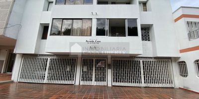 Casa Liberty presenta fresco e iluminado apartamento cuenta con un área de 687mts2 distribuidos en sala comedor, cocina semi integral, zona de ropas , dos habitaciones , dos baños, pisos en cerámica , cuenta con un parqueadero cubierto , el sector es residencial, cerca a sector comercial, parques, supermercados, restaurantes, farmacias, iglesias, colegios, bancos, hoteles, clínicas, estación de gasolina y cómodas vías de acceso.COD103344