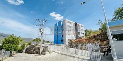 Casa Liberty presenta amplio y fresco apartamento con un area de 50m2, consta de sala-comedor, estudio, cocina sencilla, zona de ropas, dos habitaciones, dos baños, pisos en ceramica y buenos acabados, el apartamento cuenta con un parqueadero propio, el conjunto cuenta con vigilancia y parqueadero de visitantes, el sector es residencial, arborizado y tranquilo, cercano a parques, supermercados, zonas de comercio, transporte publico y vías principales. COD103259