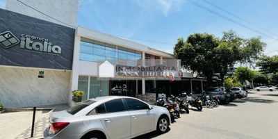 Casa Liberty presenta amplia, moderna e iluminada oficina con estratégica ubicación, con un area de 150m2, consta de amplios espacios, 3 oficinas cerradas, dos baños, deposito, patio descubierto, area de cafeteria, pisos en ceramica y muy buenos acabados, el sector es mixto, con amplios accesos y vías pavimentadas, cercano a parques, supermercados, restaurantes, zonas de comercio, transporte publico y vías principales. COD103247