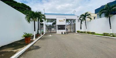 Casa Liberty presenta amplia, moderna e iluminada casa en sector exclusivo de villa del rosario, con un área de 380mts2 , consta de sala, comedor, cocina integral, zona de ropas, estudio, terraza, tres habitaciones con closet y baño, parqueadero para dos vehículos, pisos en mármol y buenos acabados, el conjunto ofrece portería, amplios accesos y vías pavimentadas, piscina, cancha múltiples y seguridad privada, el sector es residencial, de alta valorización arborizado y tranquilo, cercano a supermercados, restaurantes, zonas de comercio, transporte publico y vías principales. COD103243