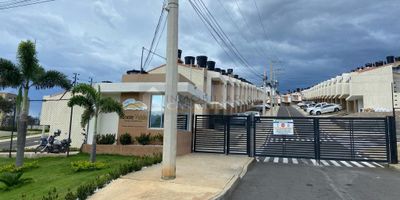 Casa Liberty presenta amplia y moderna casa dentro de conjunto cerrado con un área de 60mts2 consta de sala-comedor, cocina integral , zona de ropas, dos habitaciones, dos baños, deposito, estacionamiento para un vehículo, pisos en cerámica y buenos acabados, el conjunto ofrece portería, zona infantil, piscina para adultos y niños, salón de eventos, y bahia de parqueadero, el sector es de alto desarrollo, fresco y tranquilo, cercano a supermercados, estación de servicio, transporte publico y vías principales. COD103236