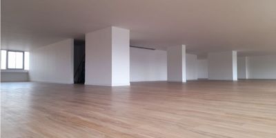 Oficina ubicada estratégicamente en una de las zonas empresariales más reconocidas y de mayor valorización en Bogotá. Ideal para empresas del sector corporativo, financiero o de servicios que buscan conectividad, comodidad y prestigio en su sede.

Características principales
Área construida: 439,1 m² // Edificio con acceso peatonal y vehicular // Excelente iluminación natural // Vigilancia 24/7 // Parqueadero público en el edificio // Cercanía a entidades bancarias, supermercados y futura estación del Metro de Bogotá 
