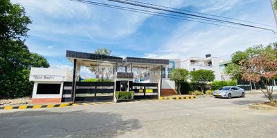 Casa Liberty presenta amplia y moderna casa dentro de conjunto cerrado con un area de 200m2, consta de sala, comedor, cocina integral, zona de ropas, tres habitaciones, cuatro baños, amplios espacios, estudio con baño y parqueadero cubierto para cuatro vehiculos, pisos en porcelanato y uenos acabados, el conjunto ofrece piscina para adultos y niños, zona infantil, zona bbq, amplios accesos y vias pavimentadas, cercano a supermercados, restaurantes, zonas de comercio, transporte publico y vias principales. COD103230