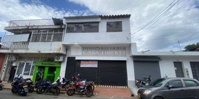 Casa Liberty presenta imponente local ,amplio e iluminado , cuenta con un área de 307mts2 , en el primer piso zona de local y bodega ,el segundo piso cuenta con tres habitaciones dos baños , cocina integral y zona de ropas , el sector es mixto (residencial-comercial)cercano a parques, supermercados, restaurantes, farmacias, iglesias, hoteles, bancos, colegios/universidades, estación de gasolina, transporte publico cercano y cómodas vías de acceso. COD103234