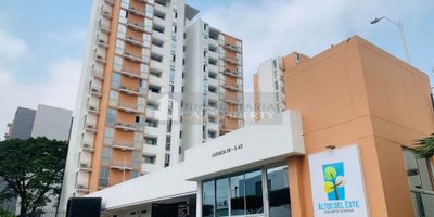 Casa Liberty presenta iluminado y espacioso apartamento con un area de 67m2, consta de sala-comedor, cocina integral, zona de ropas, tres habitaciones, dos baños, balcón con excelente vista, pisos en ceramica y buenos acabados, el apartamento cuenta con un parqueadero, el conjunto ofrece porteria, recepción, piscina para adultos y niños, gimnasio, zona infantil, zona bbq, canchas múltiples, zona bbq, el sector es de alto desarrollo, arborizado y tranquilo, cercano a supermercados, parques, restaurantes, zonas de comercio, transporte publico y vías principales. COD103223
