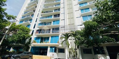 Casa Liberty presenta moderno, iluminado y amplio apartamento dúplex en sector exclusivo de la ciudad, con un área de 170mts2 y espacios distribuidos en sala, comedor, cocina integral, zona de ropas, dos balcones con imponentes vistas, cuatro habitaciones con closet y baño cada una, baño social, pisos en madera spc y buenos acabados, cuenta con dos parqueaderos cubiertos, el edificio ofrece portería, recepción, piscina para adultos y niños, salón de eventos y estricta vigilancia, el sector es de alta valorización, con amplios accesos y vías pavimentadas, cercano a supermercados, restaurantes, zonas de comercio, transporte publico y vías principales. COD103219