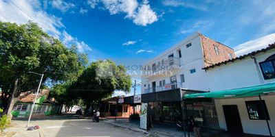 Casa Liberty presenta tres amplios y frescos apartamentos con estratégica ubicación, con un area de 60m2 cada uno, los cuales cuentan con sala-comedor, cocina integral, zona de ropas, dos habitaciones con closet, dos baños, balcón con hermosa vista, pisos en ceramica y buenos acabados, no cuentan con parqueadero, el sector es residencial, amplios accesos y vías pavimentadas, cercano a parques, supermercados, restaurantes, droguerías, iglesias, centros comerciales, zonas de comercio, transporte publico y vías principales. COD103224