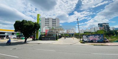 Casa Liberty presenta amplio local comercial esquinero ubicado en zona estratégica de la ciudad, con un area de 24m2, consta de un solo espacio, pisos en porcelanato, fachada en vidrio templado y buenos acabados, el sector es comercial, con alto flujo vehicular y peatonal, amplios accesos y vías pavimentadas, cercano a supermercados, restaurantes, centros comerciales, zonas de comercio, transporte publico y vías principales. COD103204