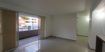 Apartamento de 3 habitaciones, 2 baños, con una distribución perfecta en sus 90 metros cuadrados. Amplia sala comedor, balcón, estar de televisión, cocina moderna, zona de oficios, garaje cubierto. Disfruta de la tranquilidad  que ofrece este inmueble, la unidad cuenta con zona para niños, salón social, piscina y zona húmeda, ideal para aquellos que buscan un hogar acogedor y sofisticado.