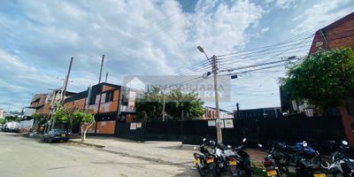 Casa Liberty presenta amplia y estupenda bodega dentro de conjunto cerrado, con un area de 200m2, consta de doble altura, area de almacenamiento, dos baños, cinco oficinas, pisos en cemento y buenos acabados, el conjunto ofrece 2 parqueaderos y vigilancia privada, el sector es industrial, amplios accesos y vías pavimentadas, cercano a zonas de comercio, restaurantes, transporte publico y vías principales. COD103202