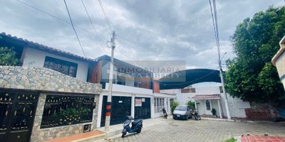 Casa Liberty presenta moderna e iluminada casa dentro apetecido sector, con un area lote de 108m2 y un area construida de 200m2 aproximados, consta de sala de recibo, sala, comedor, cocina integral, zona de ropas, cinco habitaciones, cuatro baños, amplia terraza-balcón, garaje cubierto para un vehículo, pisos en porcelanato y buenos acabados, el sector es residencial, fresco y tranquilo, cercano a parques, supermercados, restaurantes, iglesias, zonas de comercio, transporte publico y vías principales. COD103205