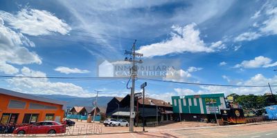 Casa Liberty presenta cuatro locales comerciales para estrenar ubicada dentro de plazoleta comercial, con un area de 225m c/u, cuentan amplios espacios y acabados a convenir, el sector es comercial, con alto flujo vehicular y peatonal, amplios accesos y vías pavimentadas, cercano a parques, supermercados, hoteles, universidades, zonas de comercio, transporte publico y vías principales. COD103194