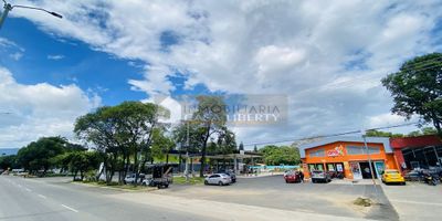 Casa Liberty presenta cuatro locales comerciales para estrenar ubicada dentro de plazoleta comercial, con un area de 70m c/u, cuentan con doble altura, fachada en vidrio templado, un baño y acabados a convenir, el sector es comercial, con alto flujo vehicular y peatonal, amplios accesos y vías pavimentadas, cercano a parques, supermercados, hoteles, universidades, zonas de comercio, transporte publico y vías principales. COD103192