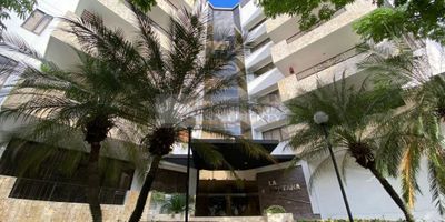 Casa Liberty presenta amplio, iluminado y moderno apartamento dúplex con un area de 360mts2 ,consta de sala, comedor , cocina ntegral , zona de ropa , cuatro habitaciones , cinco baños , con terraza , adicional dos parqueaderos cubiertos,  el edificio ofrece portería y vigilancia, ascensor, escaleras, zona social con piscina, hermosos jardines, salón social, asador, zona infantil y parqueadero, el sector es residencial, cerca a sector comercial, supermercados, restaurantes, farmacias, bombas de gasolina, transporte publico cercano y cómodas vías de acceso COD103200